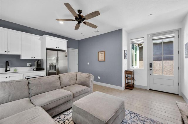 2086 N Phillip Avenue, Clovis, CA 93619