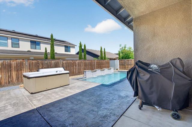 2086 N Phillip Avenue, Clovis, CA 93619