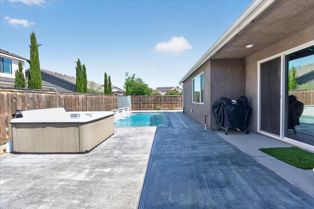 2086 N Phillip Avenue, Clovis, CA 93619