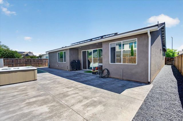 2086 N Phillip Avenue, Clovis, CA 93619