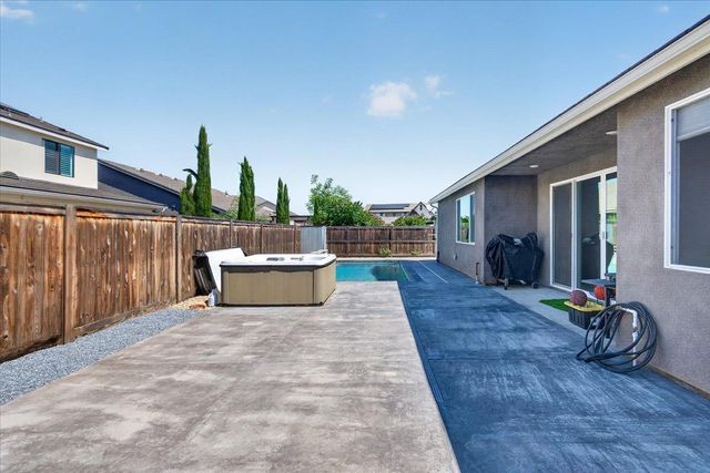 2086 N Phillip Avenue, Clovis, CA 93619