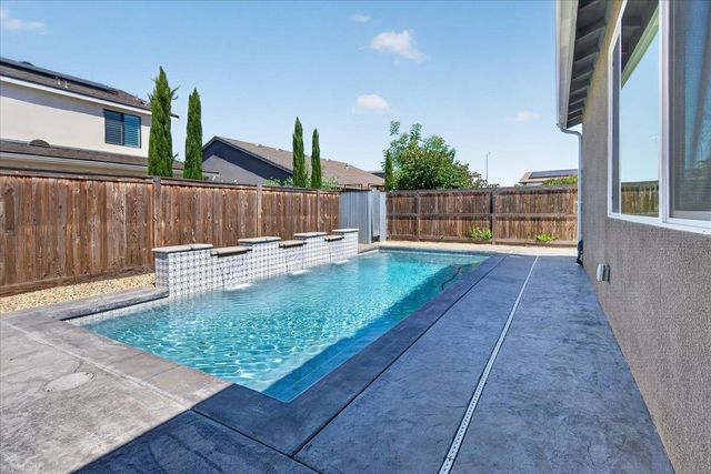 2086 N Phillip Avenue, Clovis, CA 93619