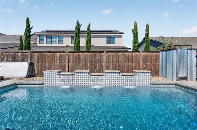 2086 N Phillip Avenue, Clovis, CA 93619
