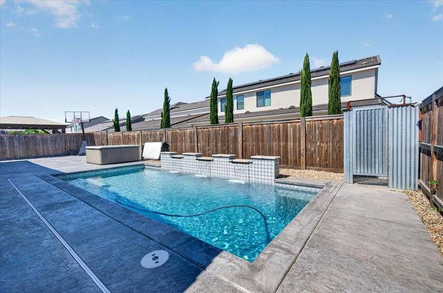 2086 N Phillip Avenue, Clovis, CA 93619