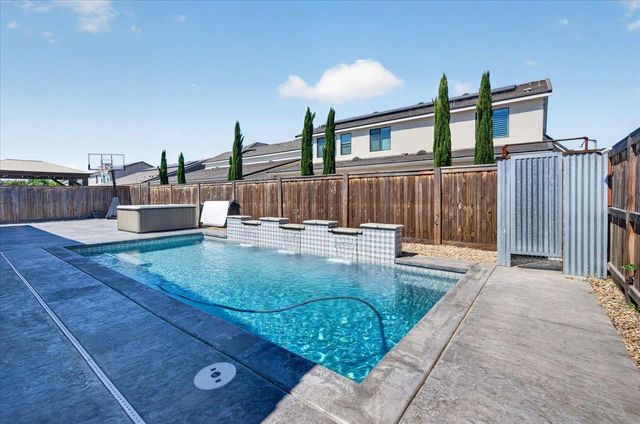 2086 N Phillip Avenue, Clovis, CA 93619