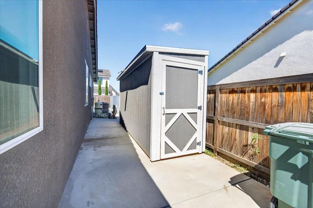 2086 N Phillip Avenue, Clovis, CA 93619