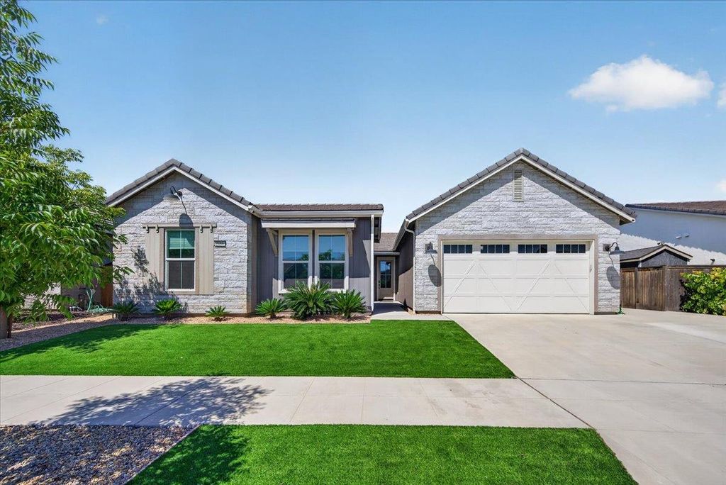 2086 N Phillip Avenue, Clovis, CA 93619