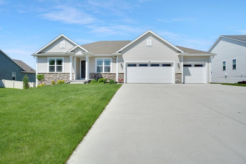 625 Mary WAY, Slinger, WI 53086