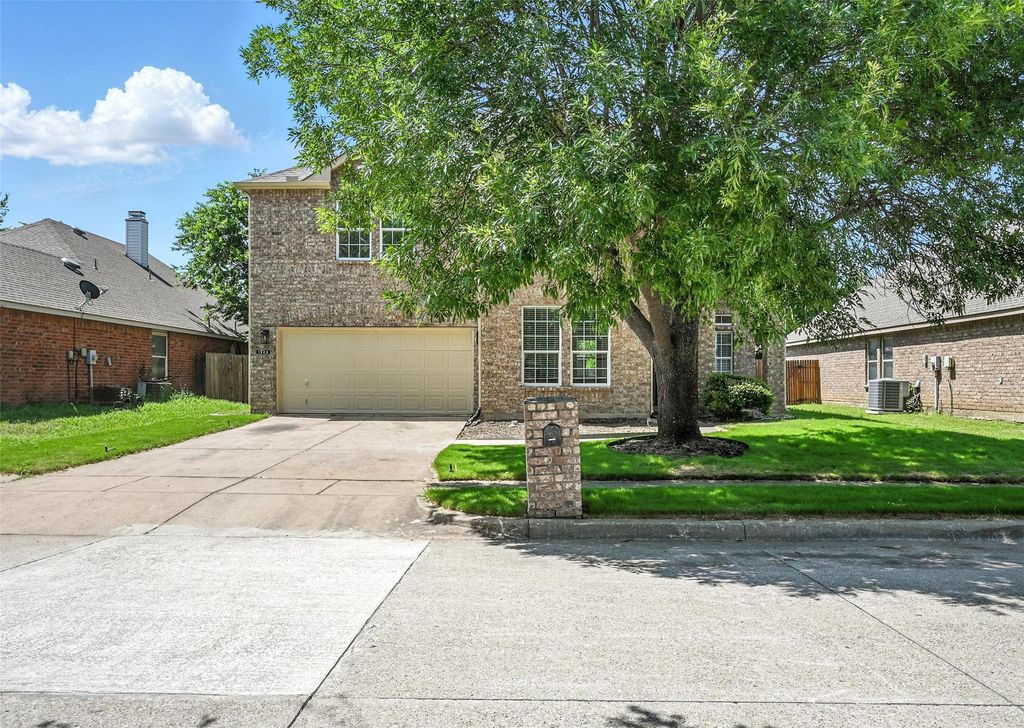 1928 Stonehill Drive, Fort Worth, TX 76247