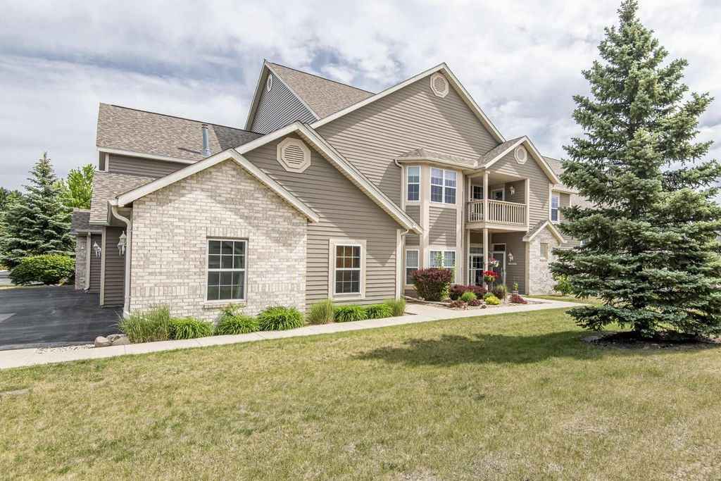 W159N4868 Graysland DRIVE, Menomonee Falls, WI 53051