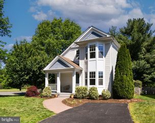 1 GLENGYLE LN, Sterling, VA 20165
