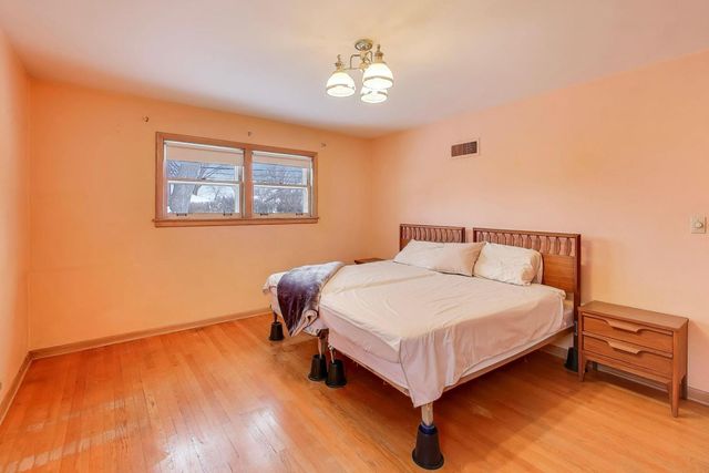 820 N Delphia Avenue, Park Ridge, IL 60068