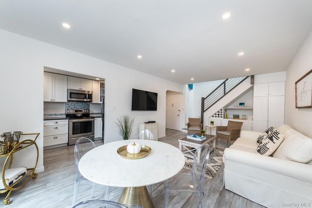 100 W Broadway 1H, Long Beach, NY 11561
