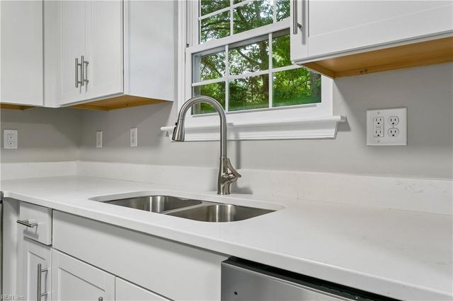231 Gate House RD, Newport News, VA 23608