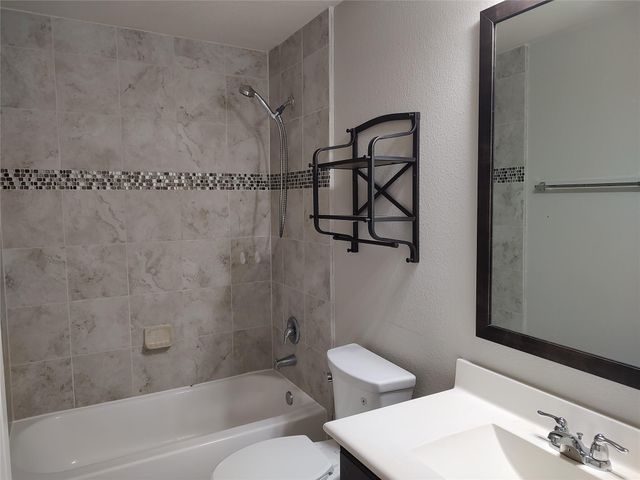 4002 Longwood Drive, Mont Belvieu, TX 77523