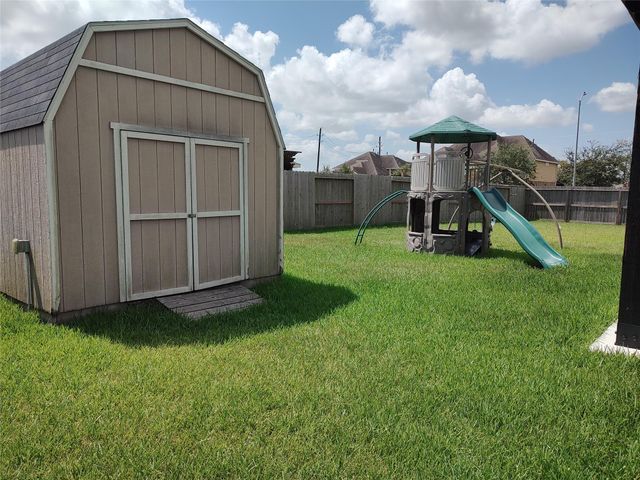 4002 Longwood Drive, Mont Belvieu, TX 77523