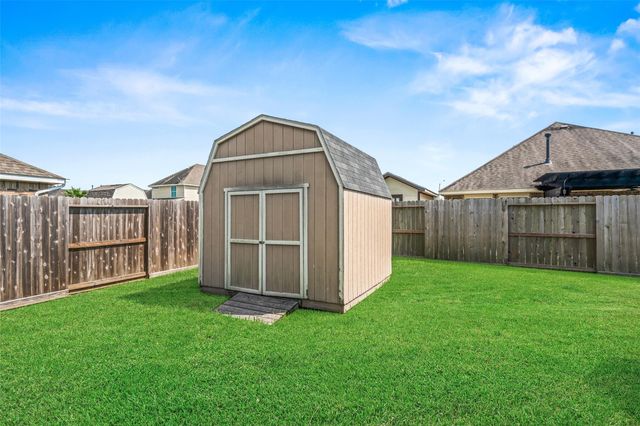 4002 Longwood Drive, Mont Belvieu, TX 77523