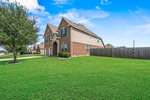 4002 Longwood Drive, Mont Belvieu, TX 77523