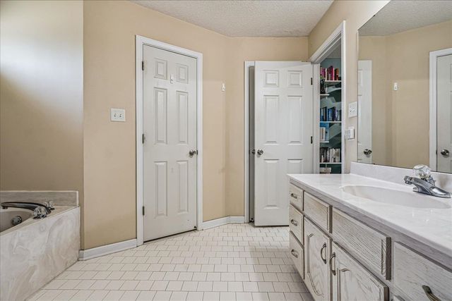 1148 BREEZY VALLEY DR, Cordova, TN 38018