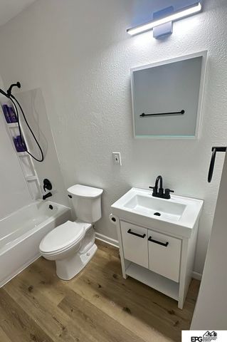 121 S 25th Street, Omaha, NE 68131