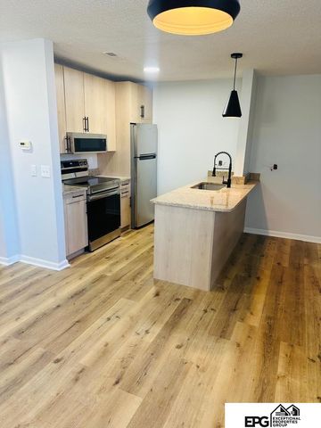 121 S 25th Street, Omaha, NE 68131