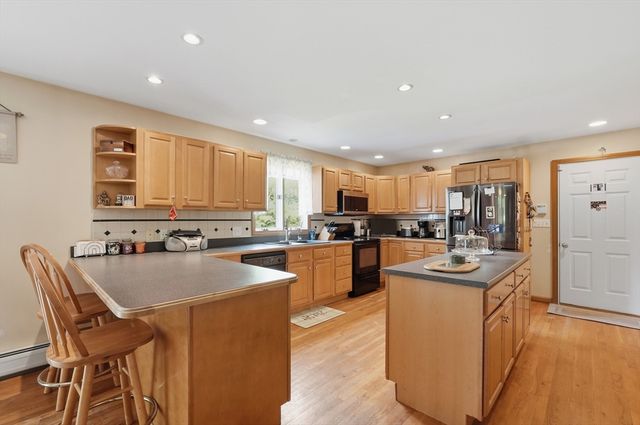 1527 Main Street, Acushnet, MA 02743