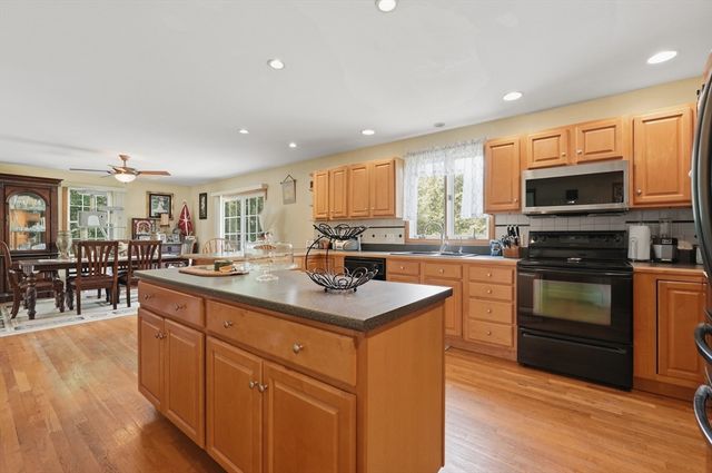 1527 Main Street, Acushnet, MA 02743