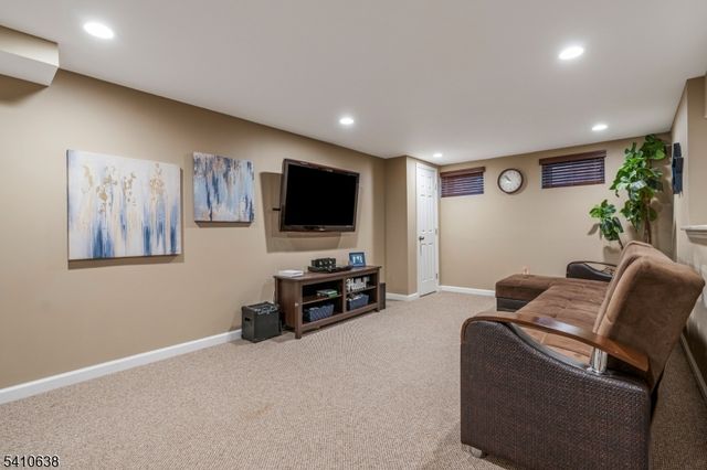 13 Grandview Cir, Raritan Twp., NJ 08822