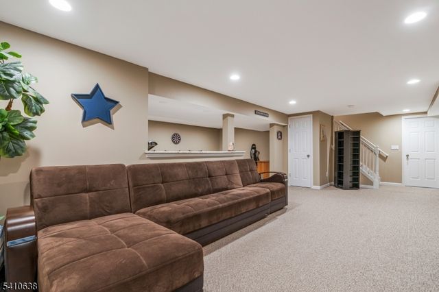 13 Grandview Cir, Raritan Twp., NJ 08822