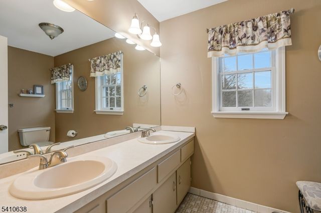 13 Grandview Cir, Raritan Twp., NJ 08822