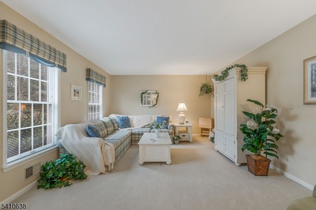 13 Grandview Cir, Raritan Twp., NJ 08822