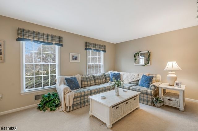 13 Grandview Cir, Raritan Twp., NJ 08822