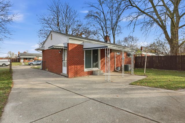 30045 N Iroquois Drive, Warren, MI 48088