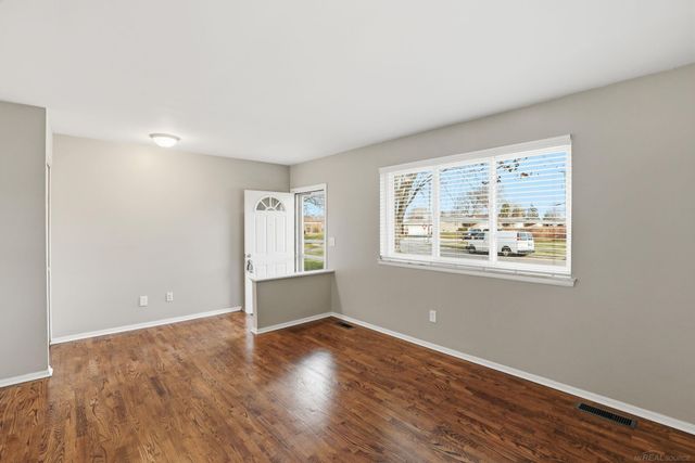 30045 N Iroquois Drive, Warren, MI 48088