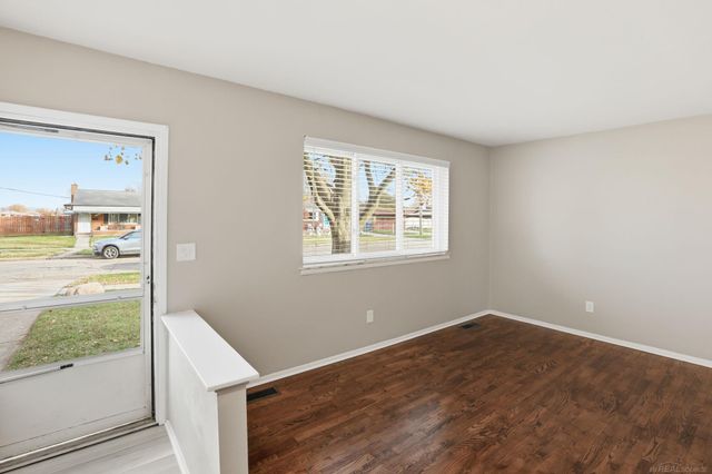 30045 N Iroquois Drive, Warren, MI 48088