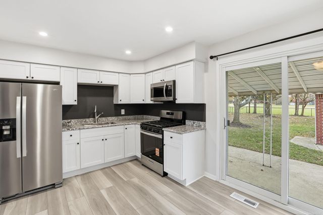 30045 N Iroquois Drive, Warren, MI 48088