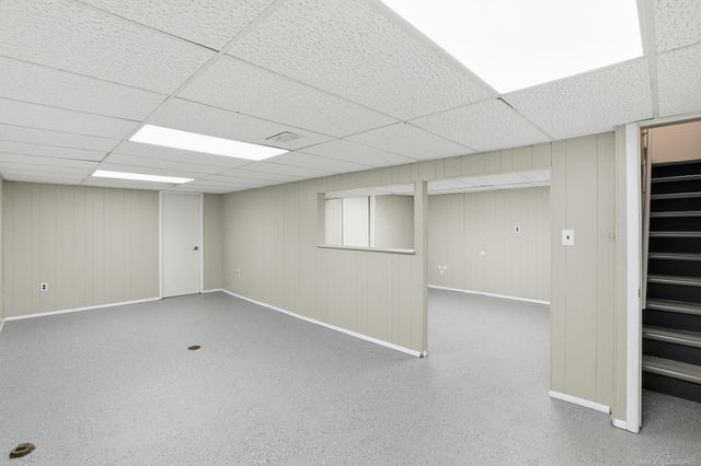 30045 N Iroquois Drive, Warren, MI 48088