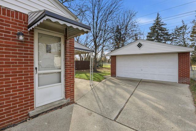 30045 N Iroquois Drive, Warren, MI 48088