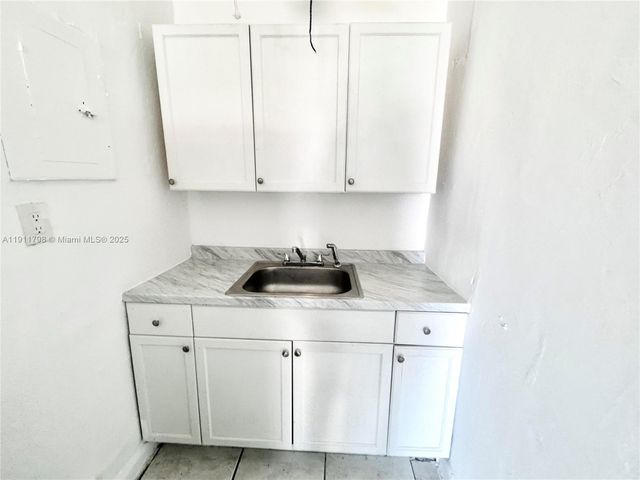 823-825 NW 9TH ST, Hallandale Beach, FL 33009