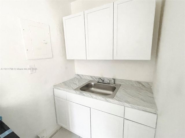 823-825 NW 9TH ST, Hallandale Beach, FL 33009