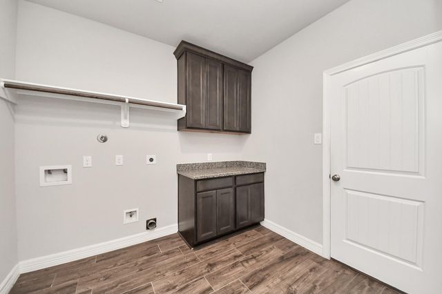 241 Woodhaven Drive, West Columbia, TX 77486