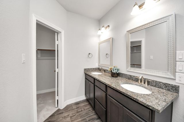 241 Woodhaven Drive, West Columbia, TX 77486