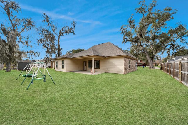 241 Woodhaven Drive, West Columbia, TX 77486