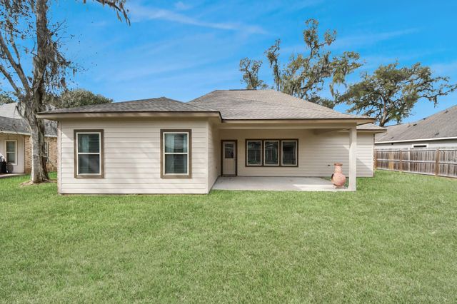 241 Woodhaven Drive, West Columbia, TX 77486