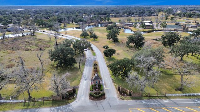 241 Woodhaven Drive, West Columbia, TX 77486