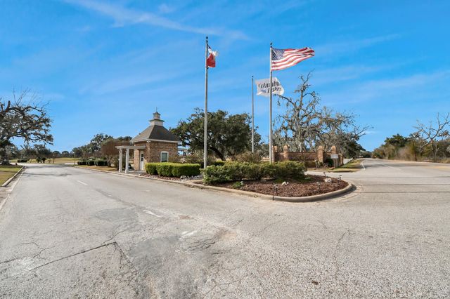 241 Woodhaven Drive, West Columbia, TX 77486