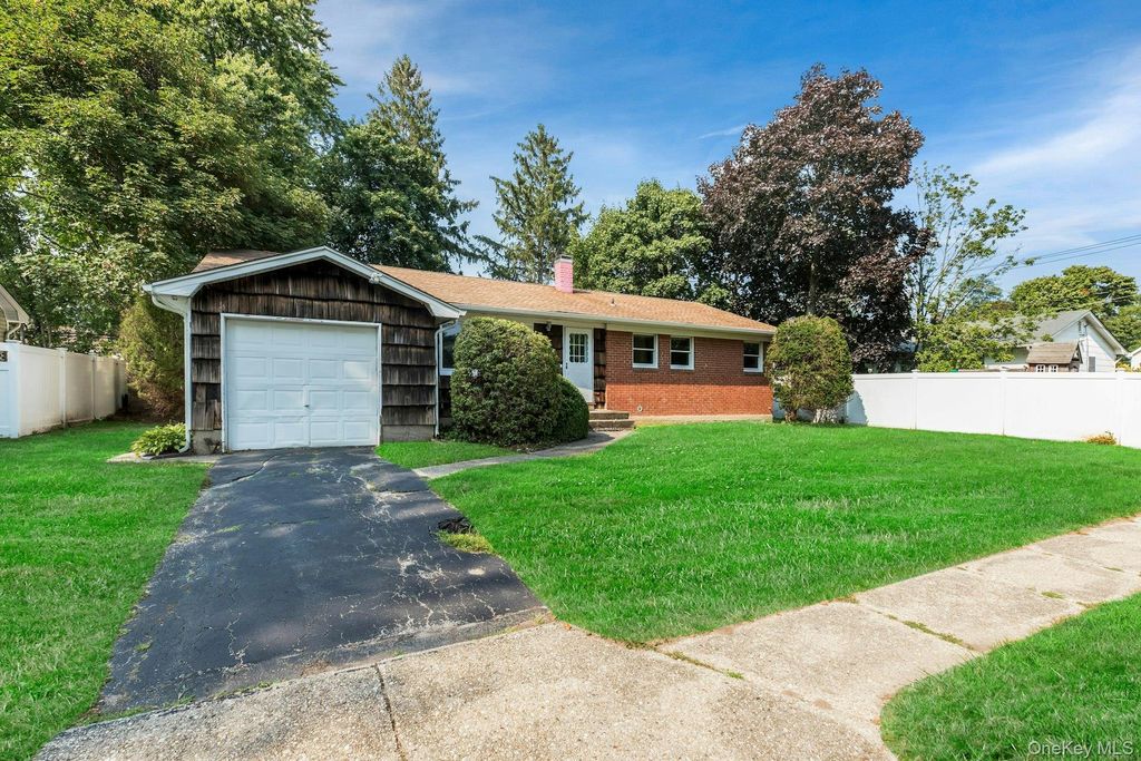 39 Alma Street, Sayville, NY 11782 — photo 3