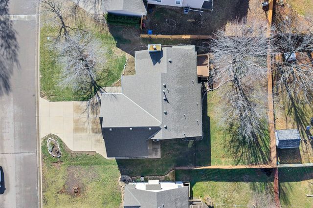 313 N Walnut Creek Dr, Derby, KS 67037