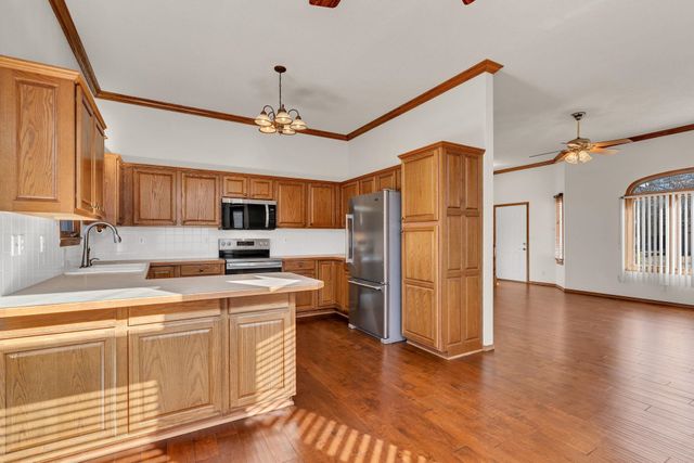 313 N Walnut Creek Dr, Derby, KS 67037