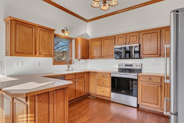 313 N Walnut Creek Dr, Derby, KS 67037